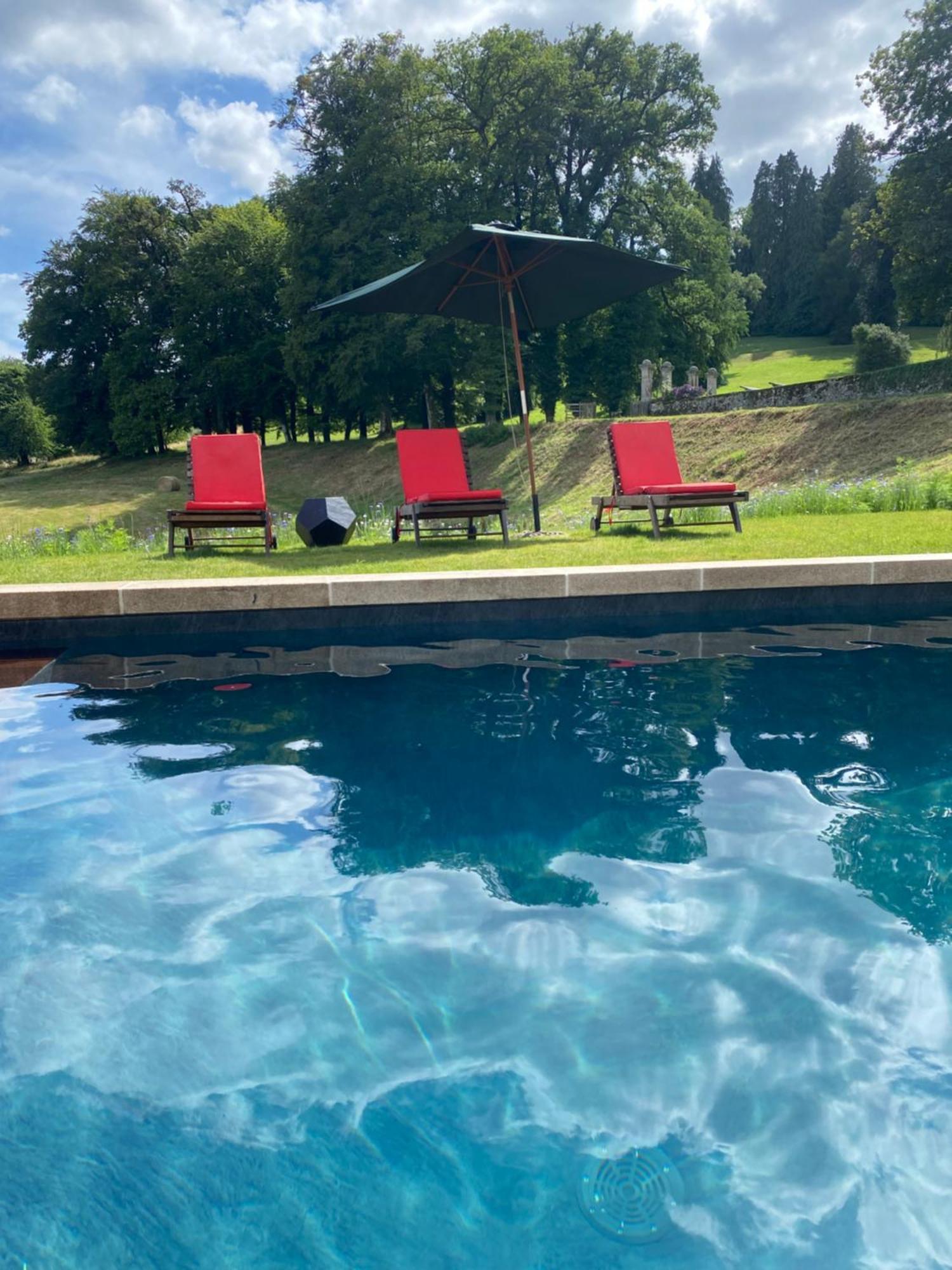 Domaine De Montmery Sa Piscine Son Jardin Ses Espaces Ambazac 外观 照片