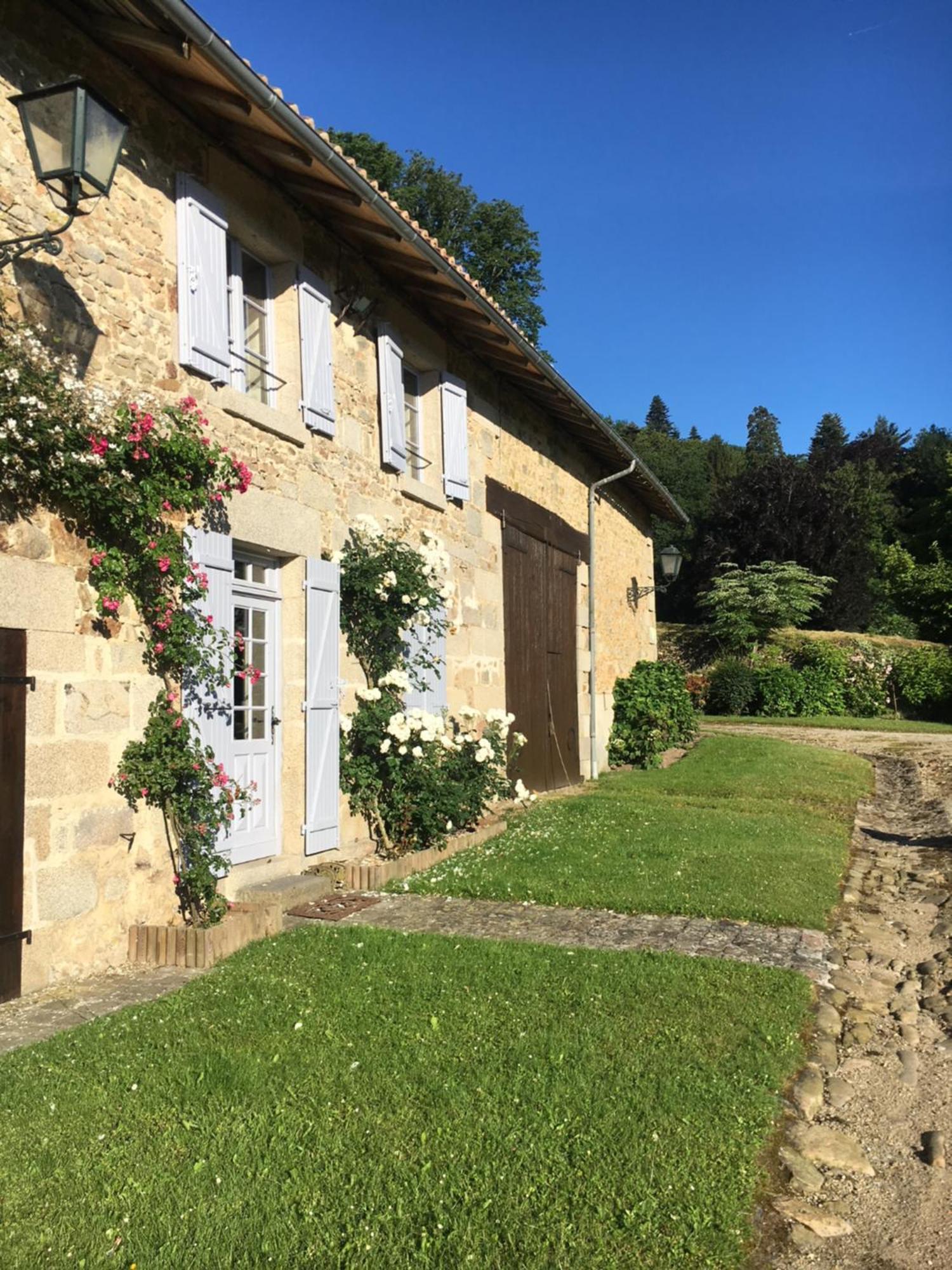 Domaine De Montmery Sa Piscine Son Jardin Ses Espaces Ambazac 外观 照片